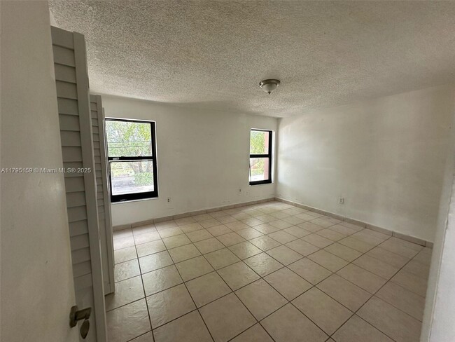 Building Photo - 690 NE 123rd St