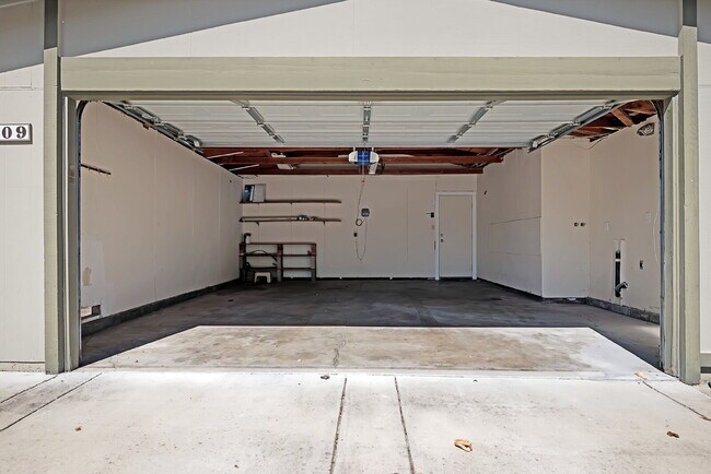 Building Photo - Move-In Ready 3BR/2BA Near UC Davis, Pets Welcome