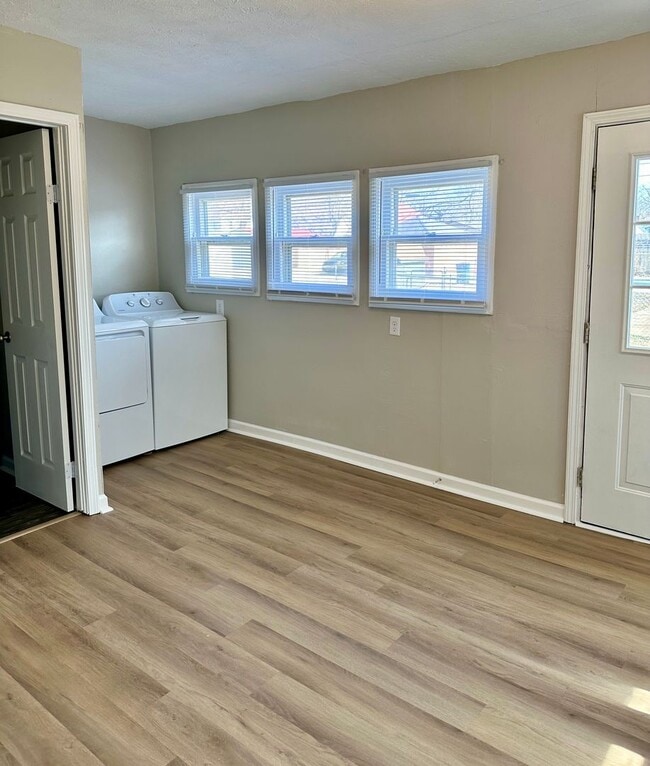 Building Photo - Renovated 3-Bedroom Gem within walking dis...