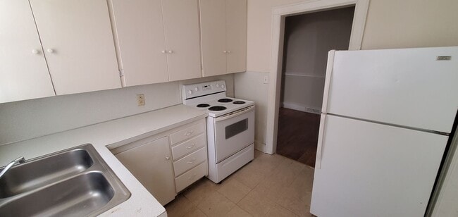 Building Photo - 1028 Willowbrook Dr