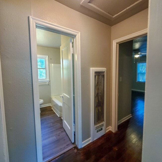 Building Photo - 2 Bedroom 1 bath Duplex