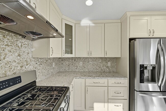 Building Photo - Updated Family Spacious Home w/ Fenced in ...
