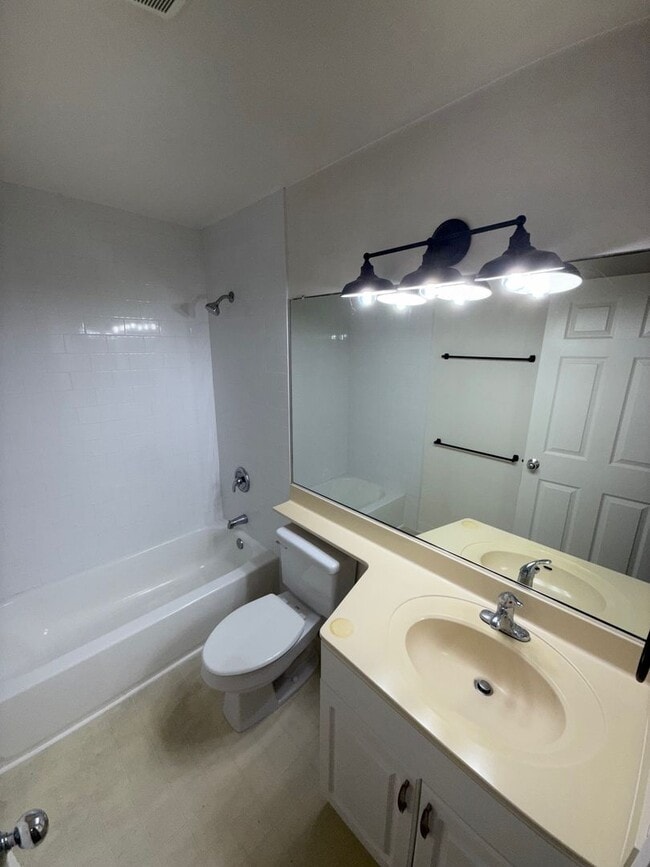 Building Photo - $2,500 / 2br - 2 bath, Condo with Lanai (K...