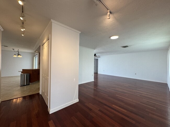 Building Photo - 1725 N Gondola Ct