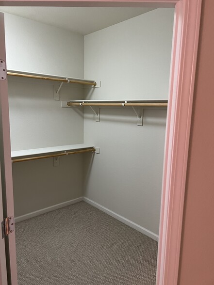 Building Photo - 207 W La Flor Ln