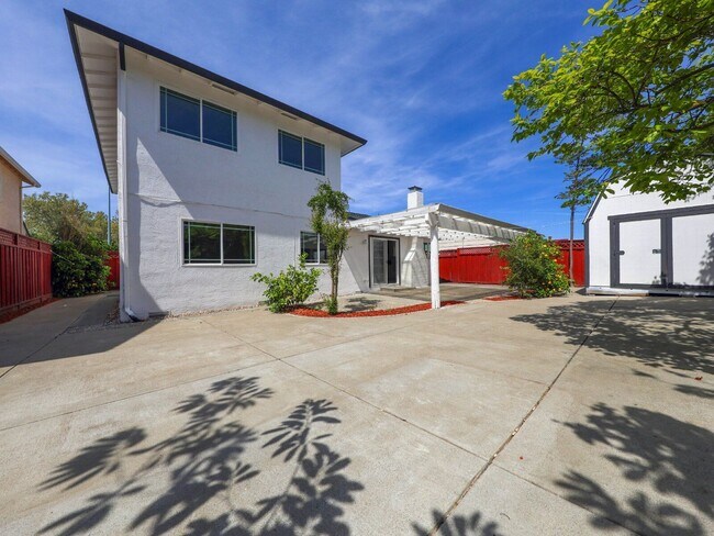 Building Photo - 3104 San Andreas Dr