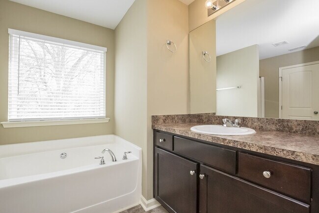 Building Photo - 520 Hill Crest Cir