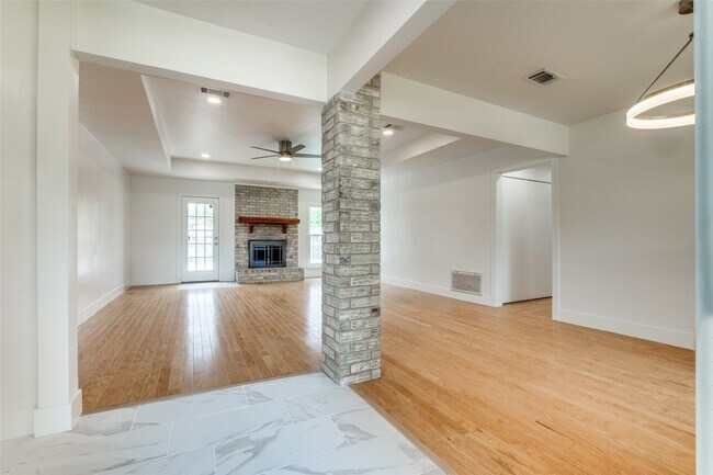 Building Photo - 1323 Lark Ln