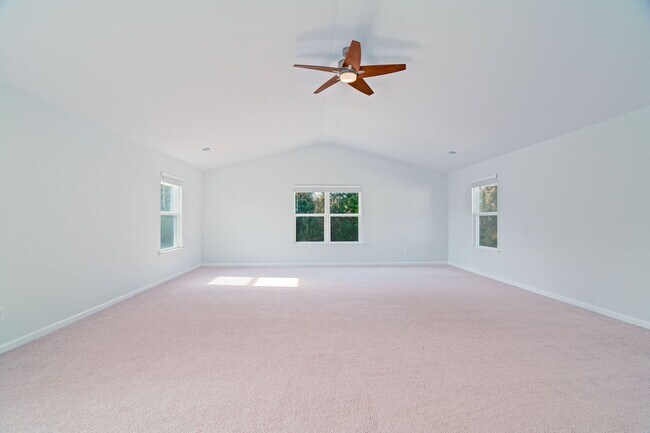 Building Photo - Cozy Living in The Ponds