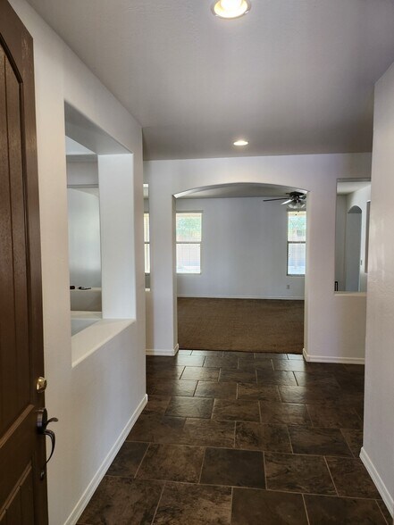 Building Photo - 5225 W Siesta Way