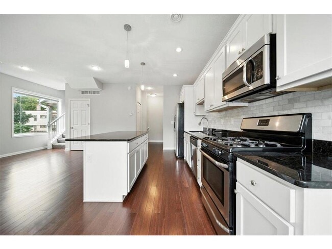 Building Photo - 600 W 32nd St