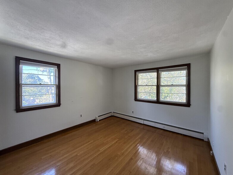 Building Photo - 22 Saville St