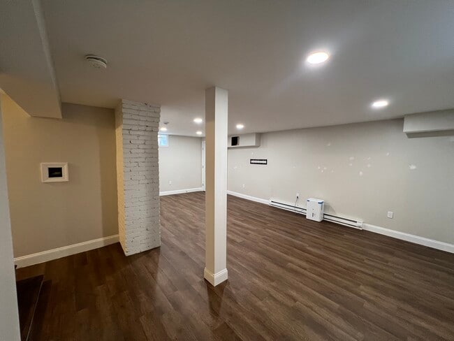 Building Photo - 296 Oak St