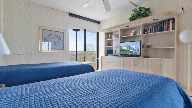 Building Photo - 3701 N Country Club Dr