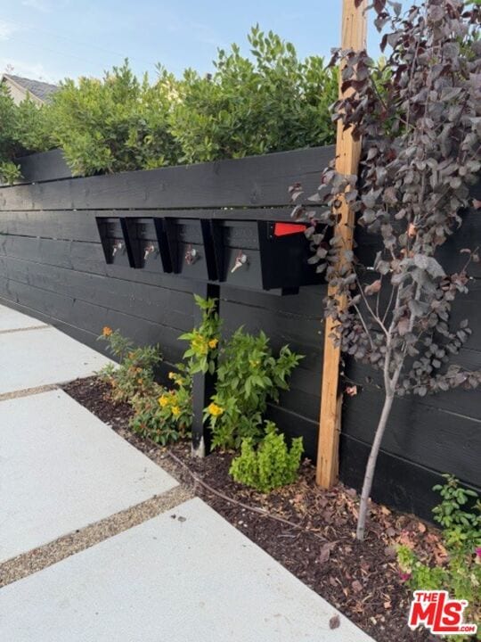 Building Photo - 5191 Lindley Ave