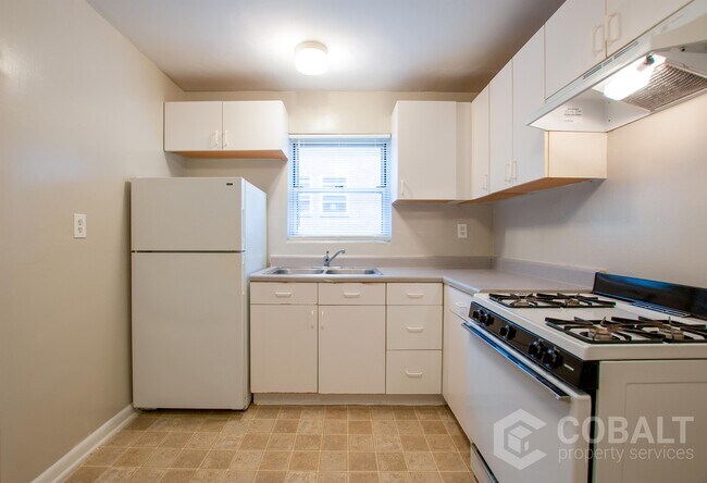 Building Photo - 944 St Charles Ave NE