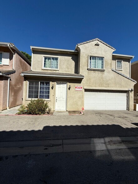 Primary Photo - 9635 Woodman Ave