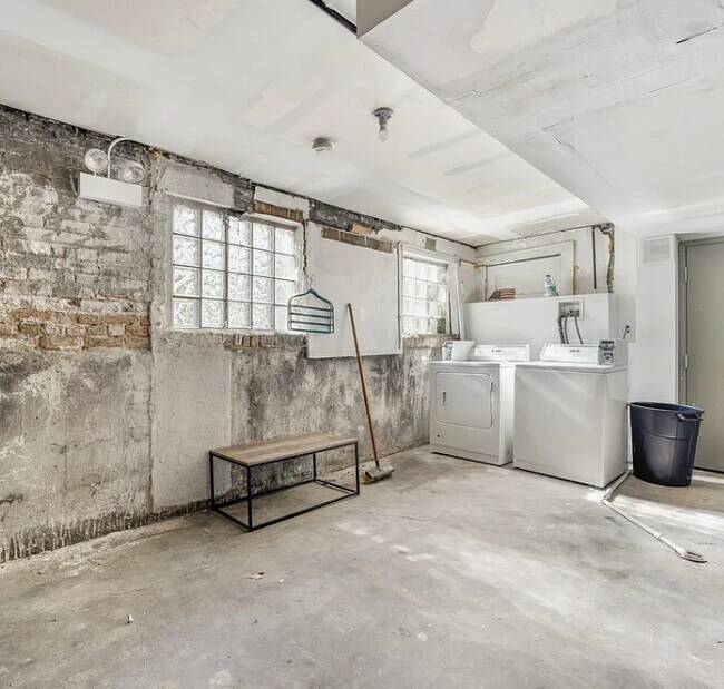 Building Photo - 3600 N Oakley Ave