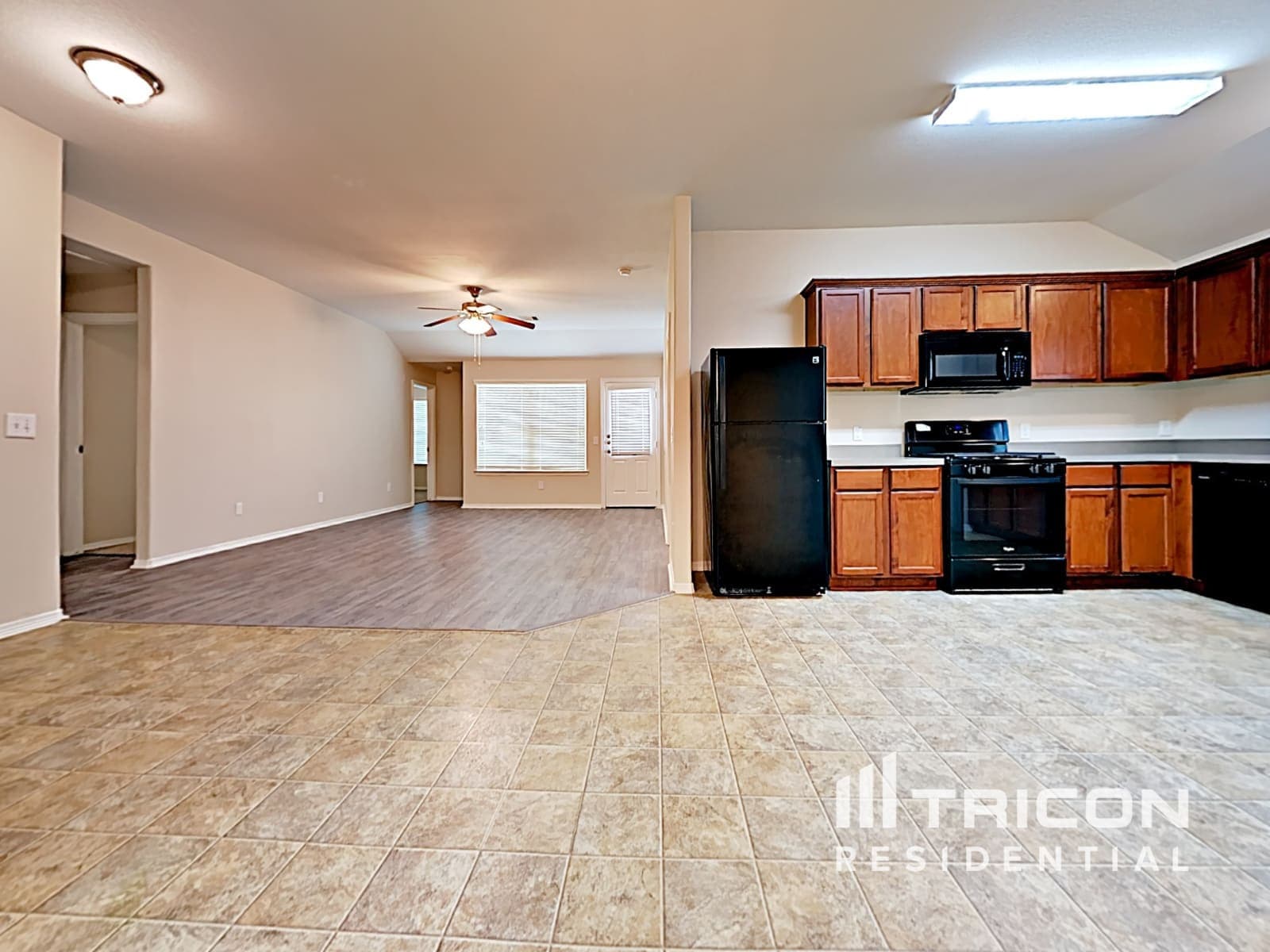 Building Photo - 110 N Golden Oak Dr