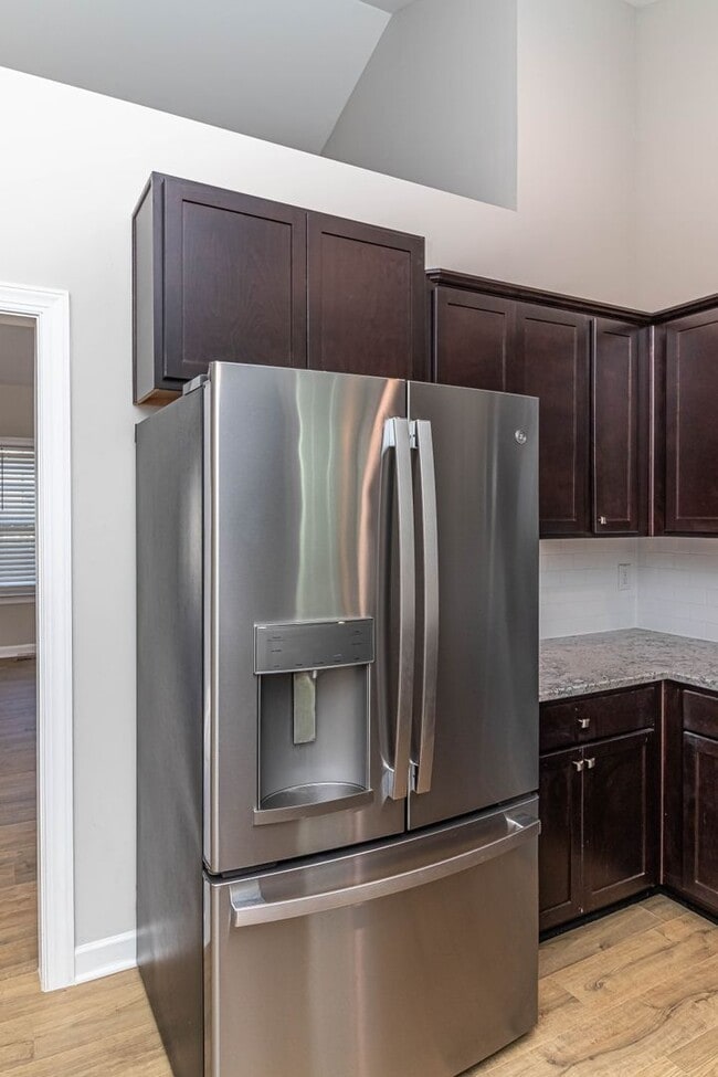 Building Photo - Immaculate 3 BR | 2 BA Ranch Home in Golds...