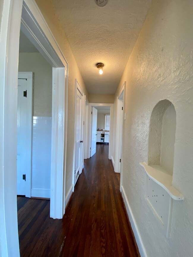 Building Photo - 2 bed/1 bath Upstairs Duplex with Private ...