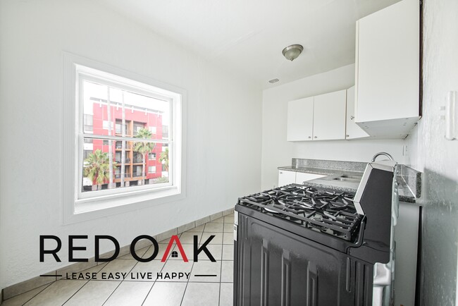 Building Photo - 407 1/4 S Gramercy Pl-308