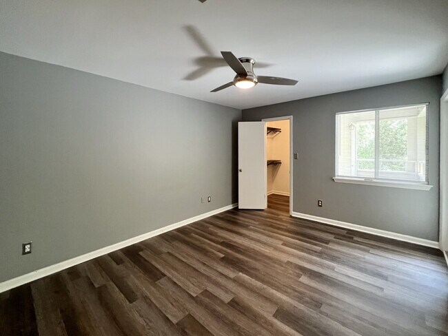 Building Photo - Freshly Updated Condo!