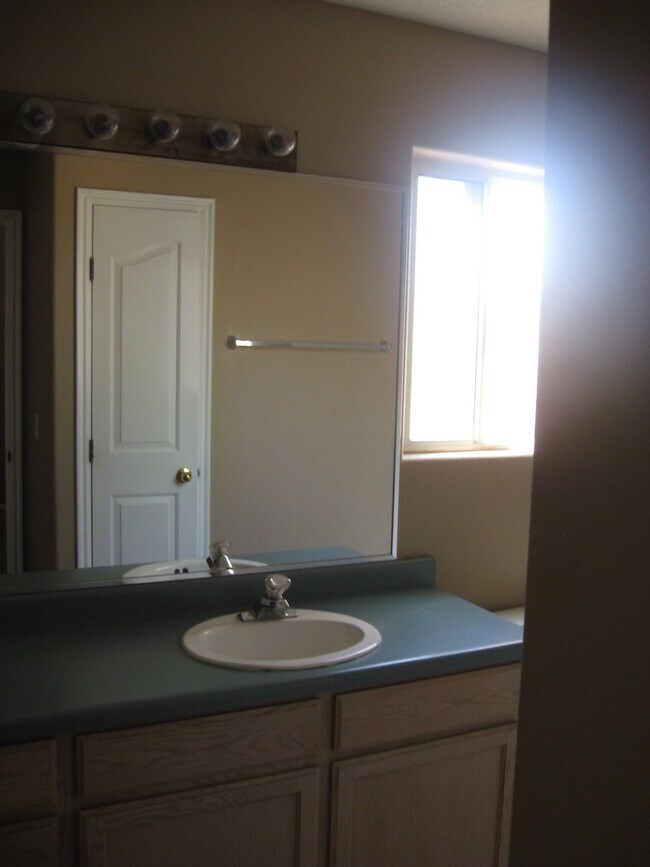 Building Photo - Beautiful Home in the Paradise Vista Subdi...