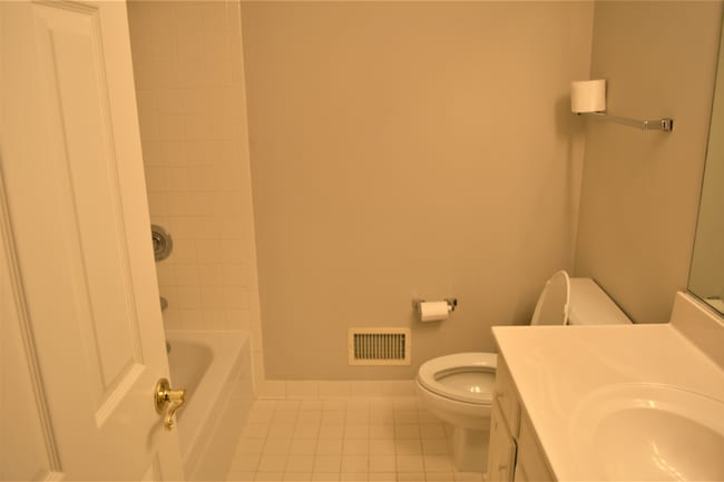 Building Photo - Large Townhouse 3 Bedroom 2 Full Baths and...