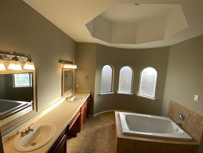 Building Photo - Beautiful Home!
