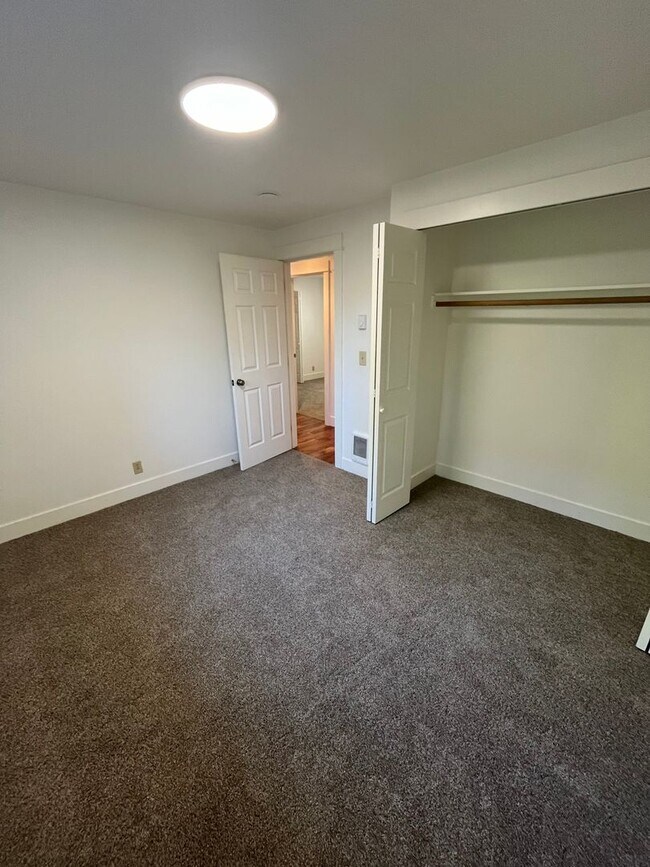 Building Photo - Charming Three Bedroom Home on Bend's West...
