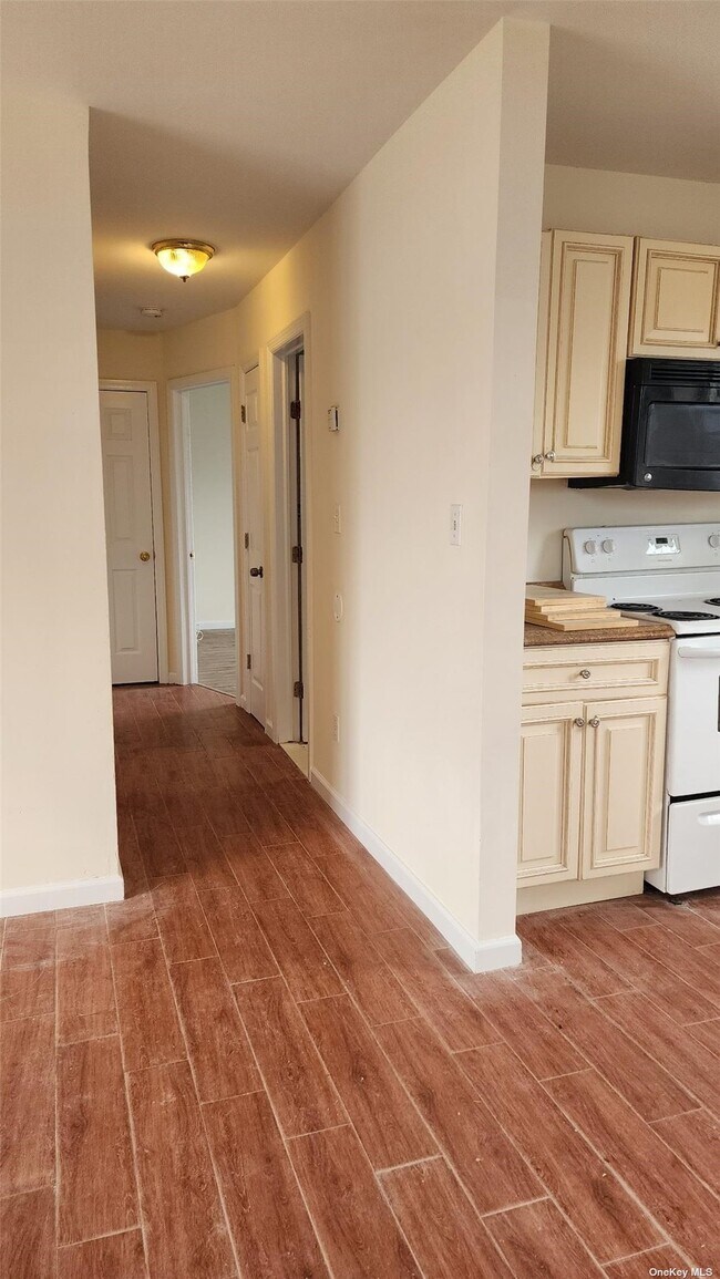 Building Photo - 77 Laurelton Dr