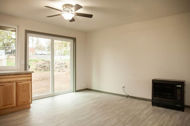 Building Photo - Amazing 3bed 2 bath home in the heart of Bonanza.