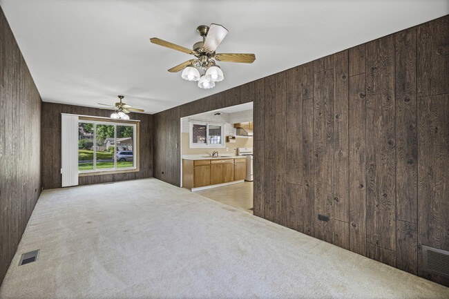 Building Photo - 21W256 Briarcliff Rd