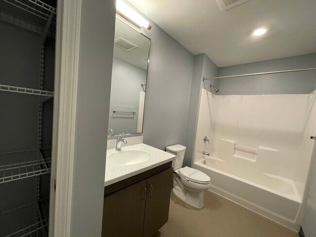 Building Photo - 15 E Ridge Dr
