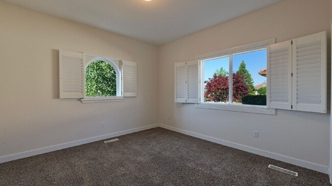 Building Photo - 143 Pine Lake Dr