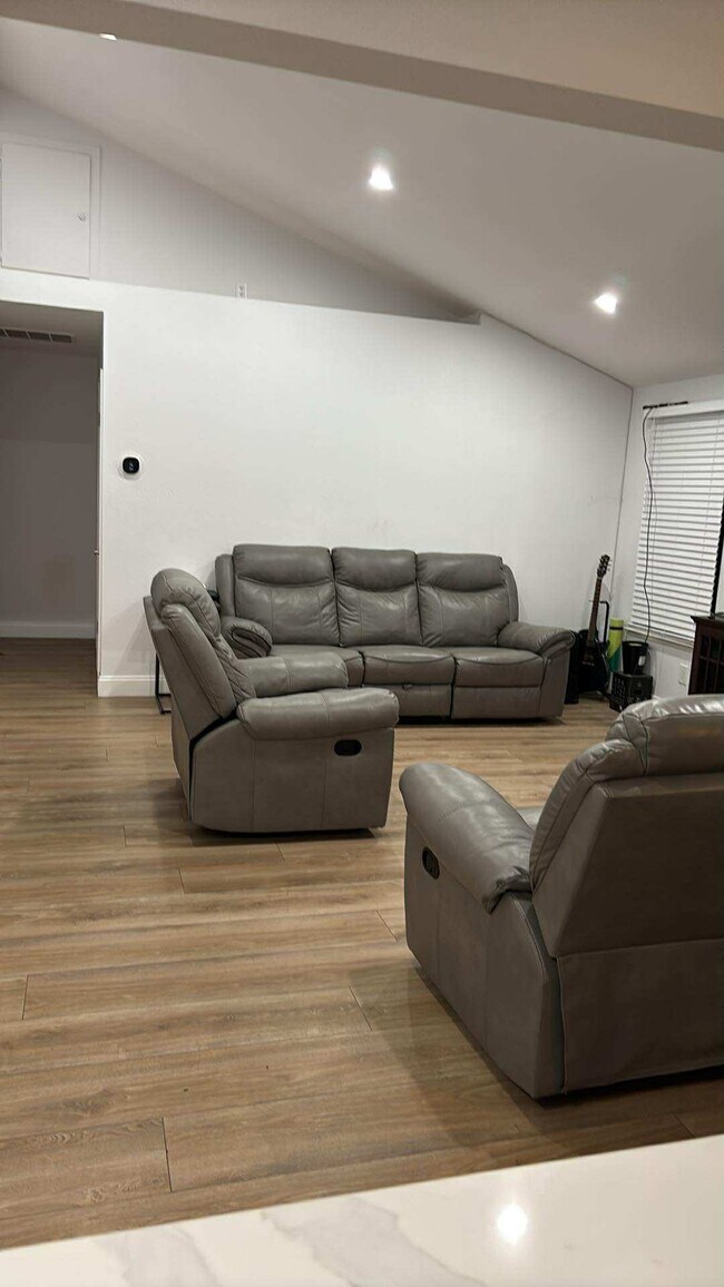 Building Photo - 1680 Gamay Cir