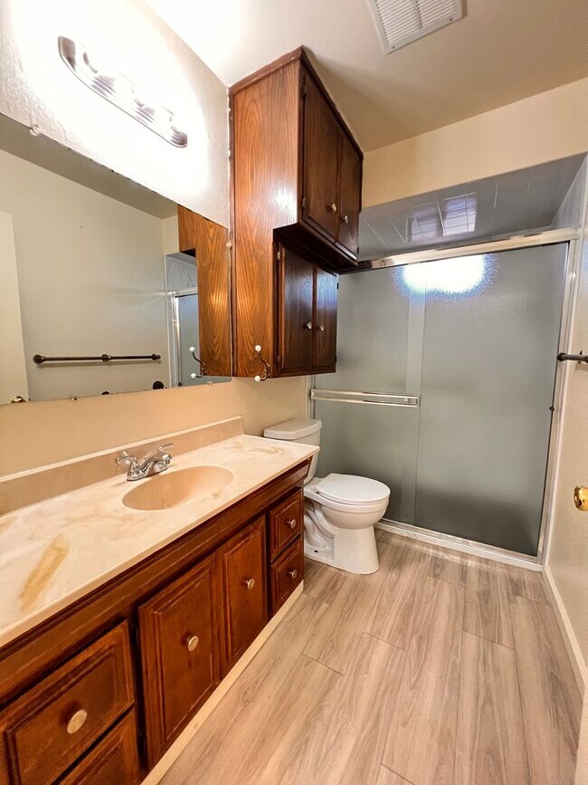 Building Photo - Central Bakersfield Home