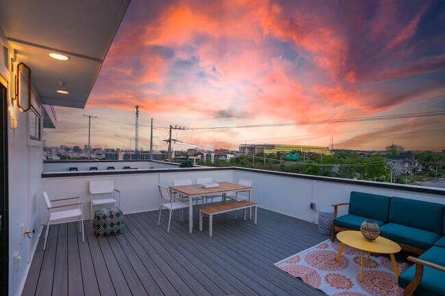 Building Photo - 400 33rd Ave N