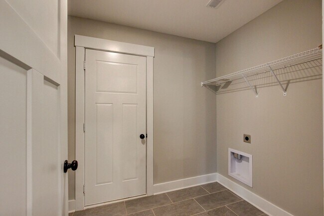 Building Photo - Fresh and Clean 3 bed/2 bath minutes from Exit 8.  Show Stopper!