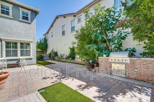 Building Photo - 675 W Esplanade Dr
