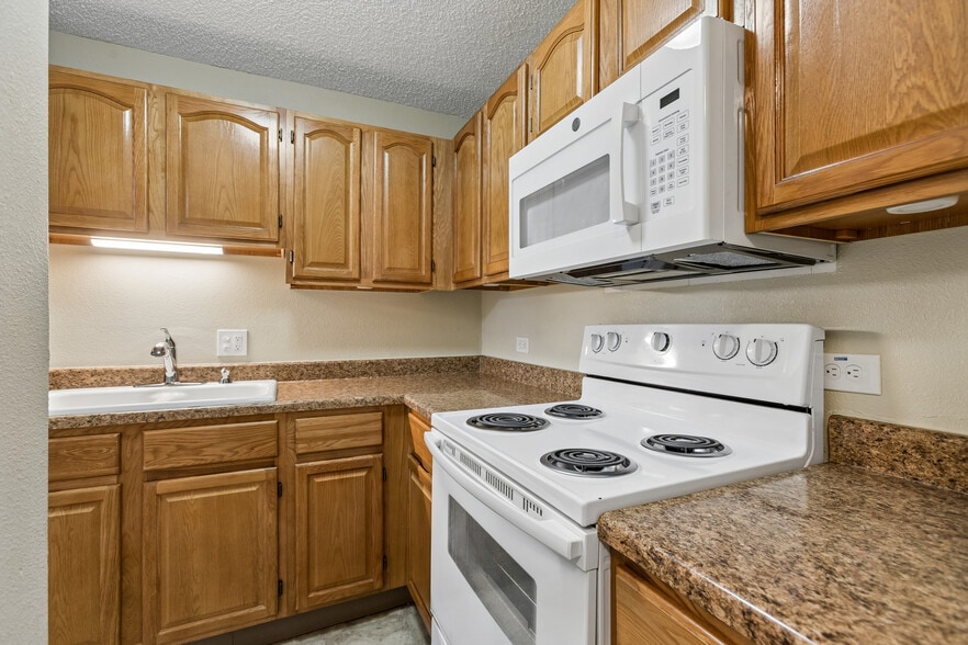 Building Photo - 2855 S Monaco Pky
