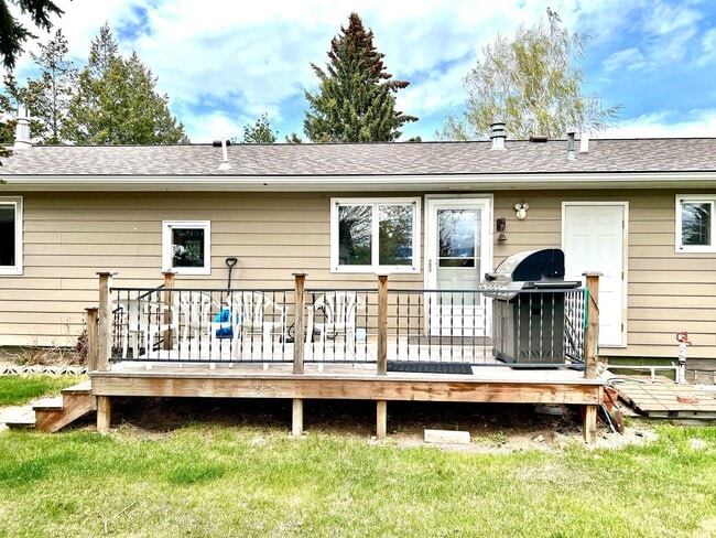 Building Photo - Pet Friendly 2 Bed 2 Bath Single Family Home With Garage, Private Deck and Big Yard!