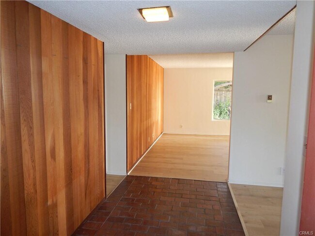 Building Photo - 2795 Temple Hills Dr