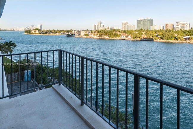 Primary Photo - 10101 E Bay Harbor Dr