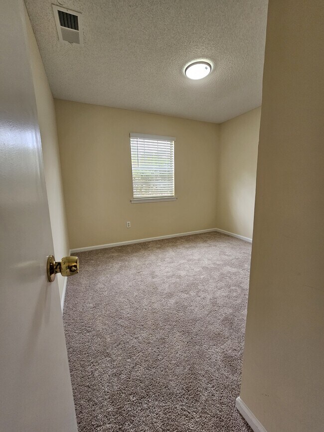 Building Photo - 124 Hunt Club Ct