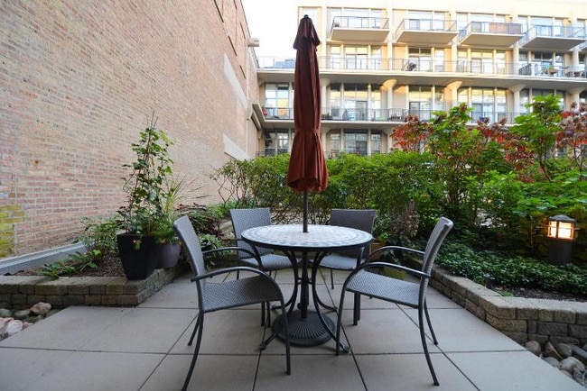 Building Photo - 900 N Kingsbury St