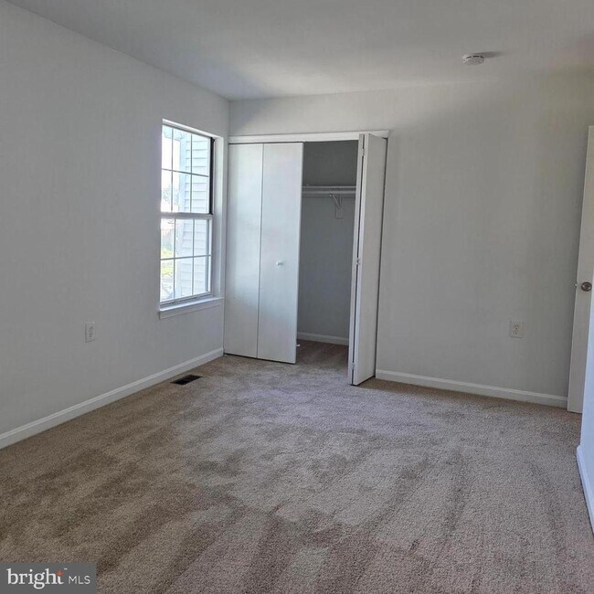 Building Photo - 404 Trefoil Pl