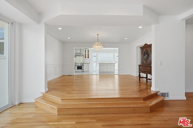 Building Photo - 1170 S Beverwil Dr