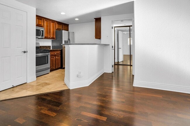 Building Photo - Great one bedroom in UTC!